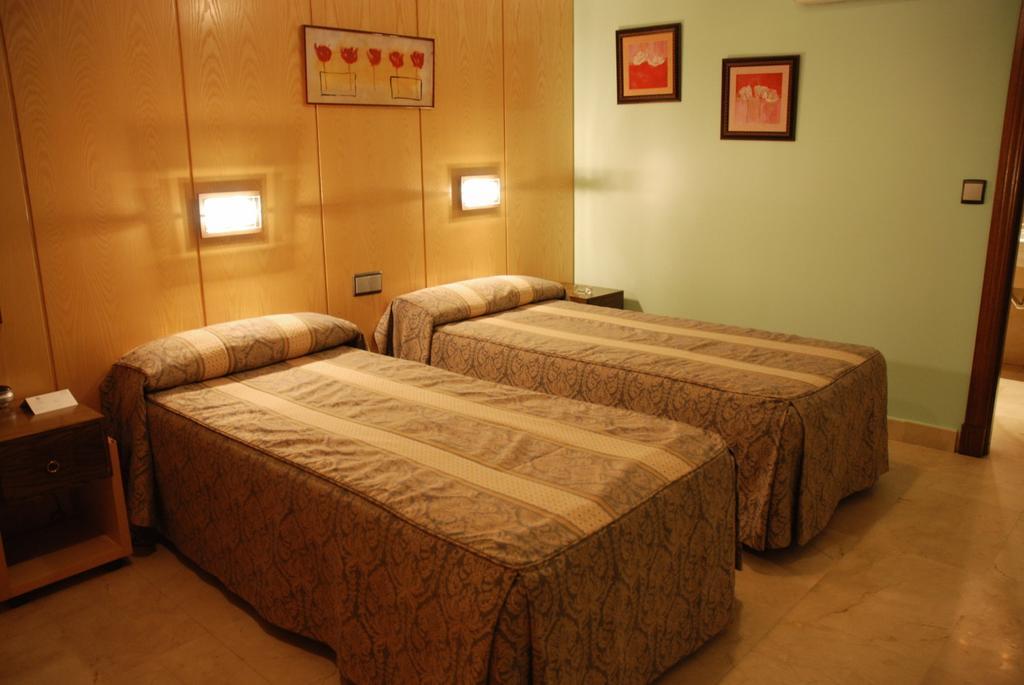 Hostal Los 5 Pinos Madrid Luaran gambar